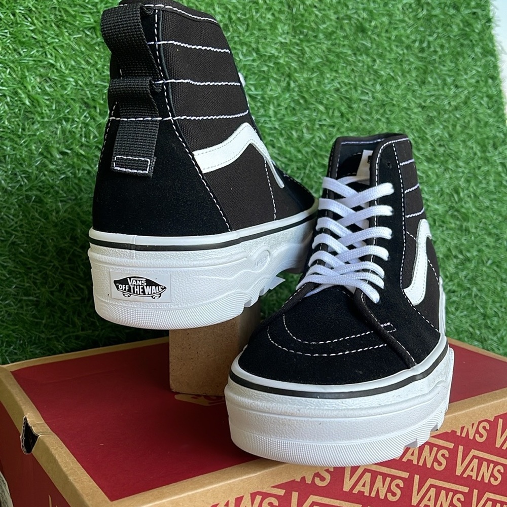 Vans Men’s Sentry Sk8-Hi
Black/White
VN0A5KY5BA2
Sneakers - Picture 12 of 16